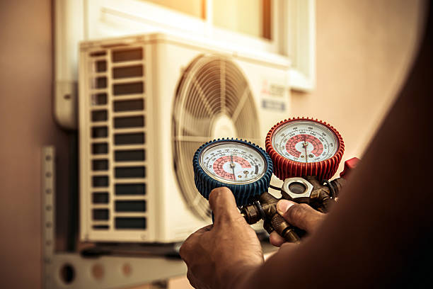 Professional Hvac technician working in Tolleson, AZ
